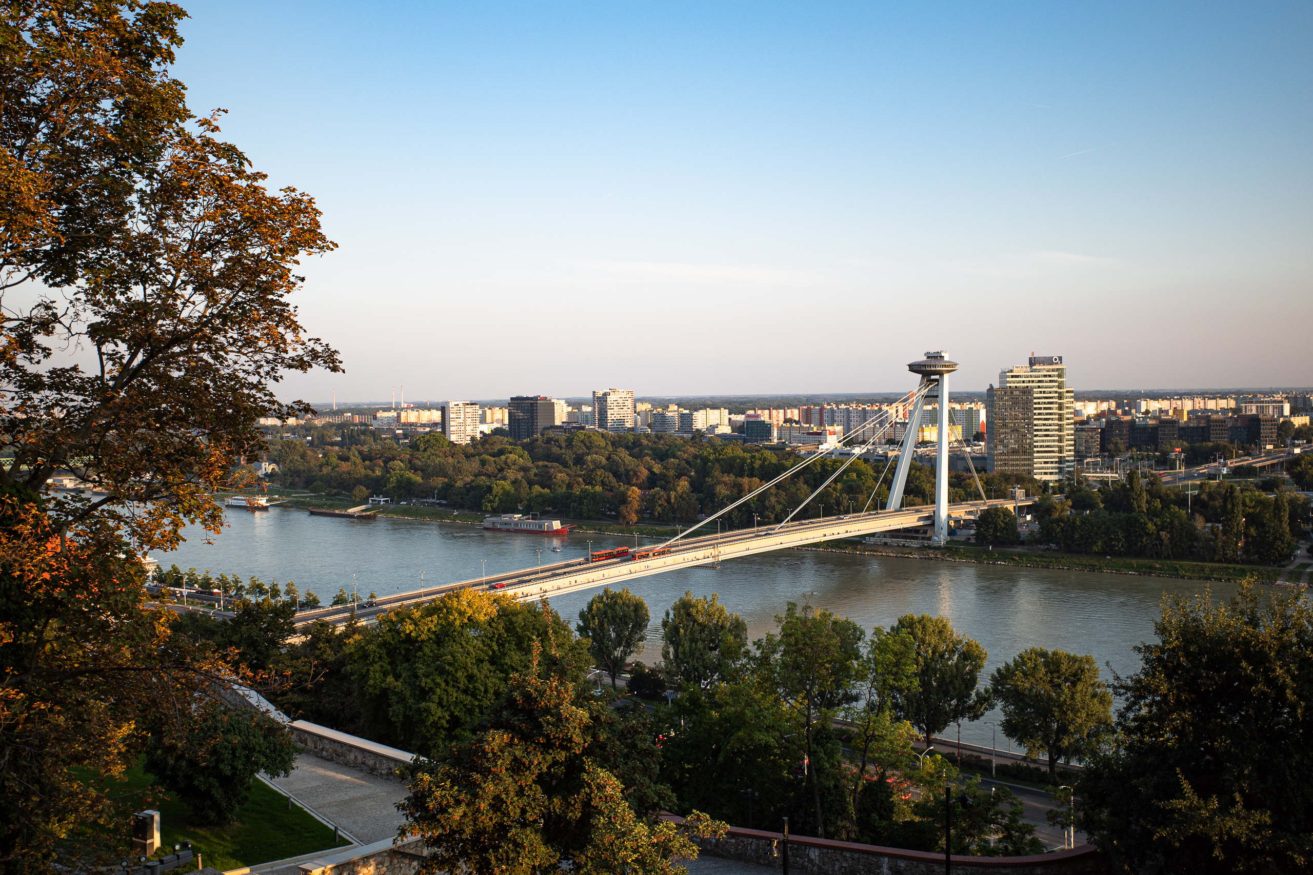 Vom Burgberg über die Donau: die SNP-Brücke mit dem UFO, dahinter Petržalka